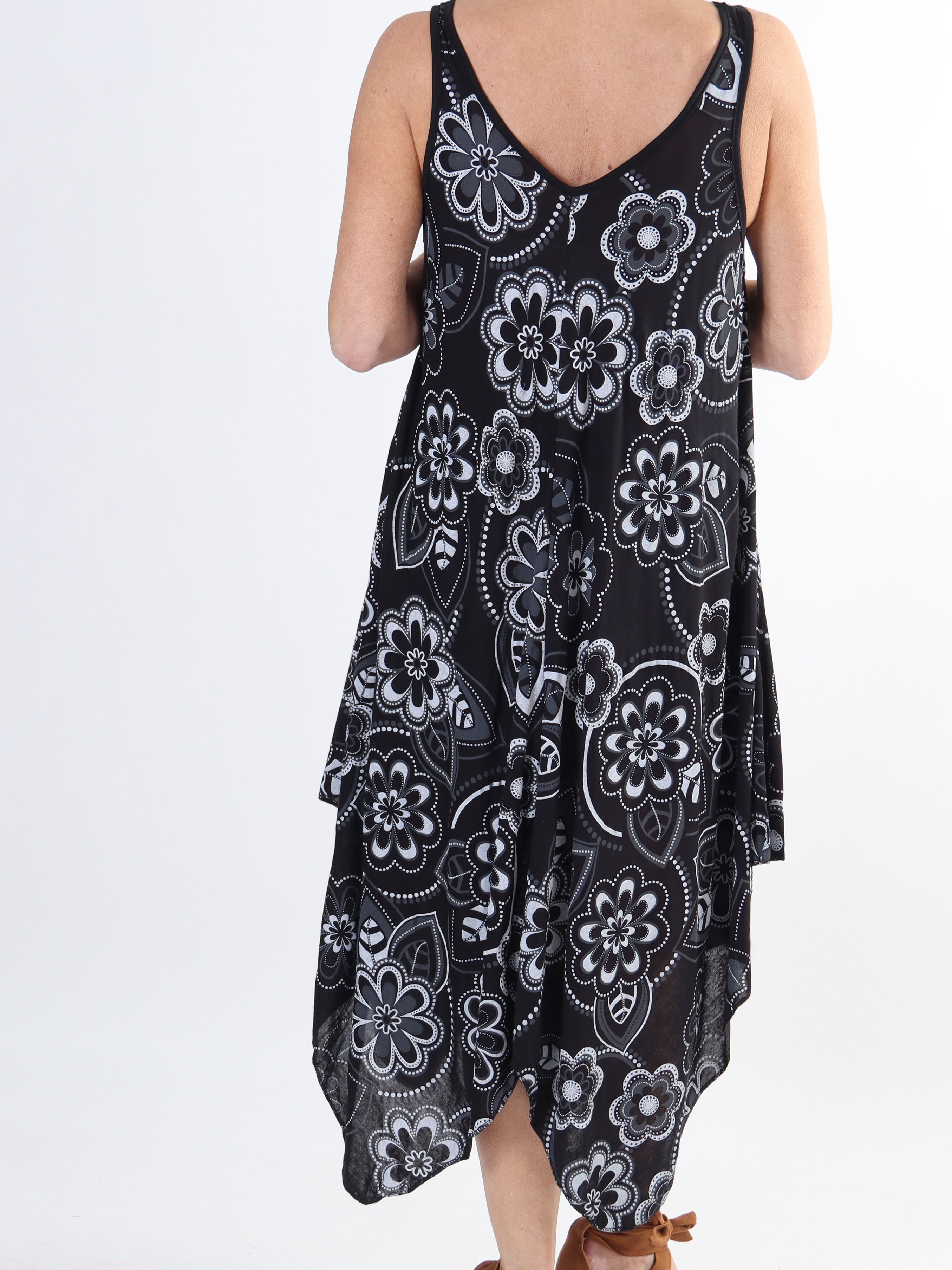 Veronica Flower - Plus size kjole med blomsterprint og brede stropper